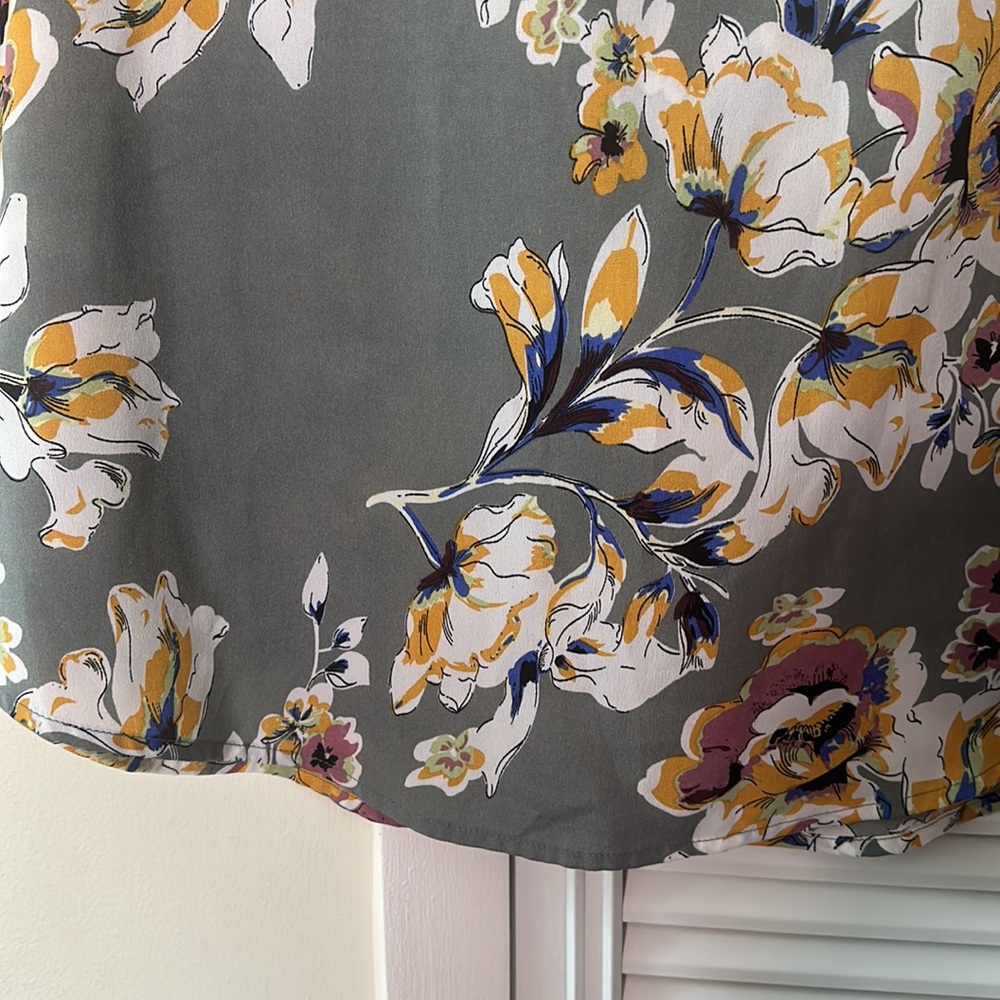 Shein Curve Grey Floral Blouse Size 1X - Picture 5 of 5
